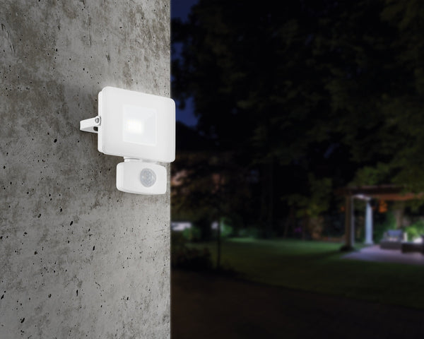Faedo 3 Projektør Sensor 1000lm - lyser om aftenen - HAGRO