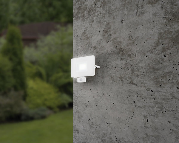 Faedo 3 Projektør Sensor 5800lm - lyser om aftenen - HAGRO