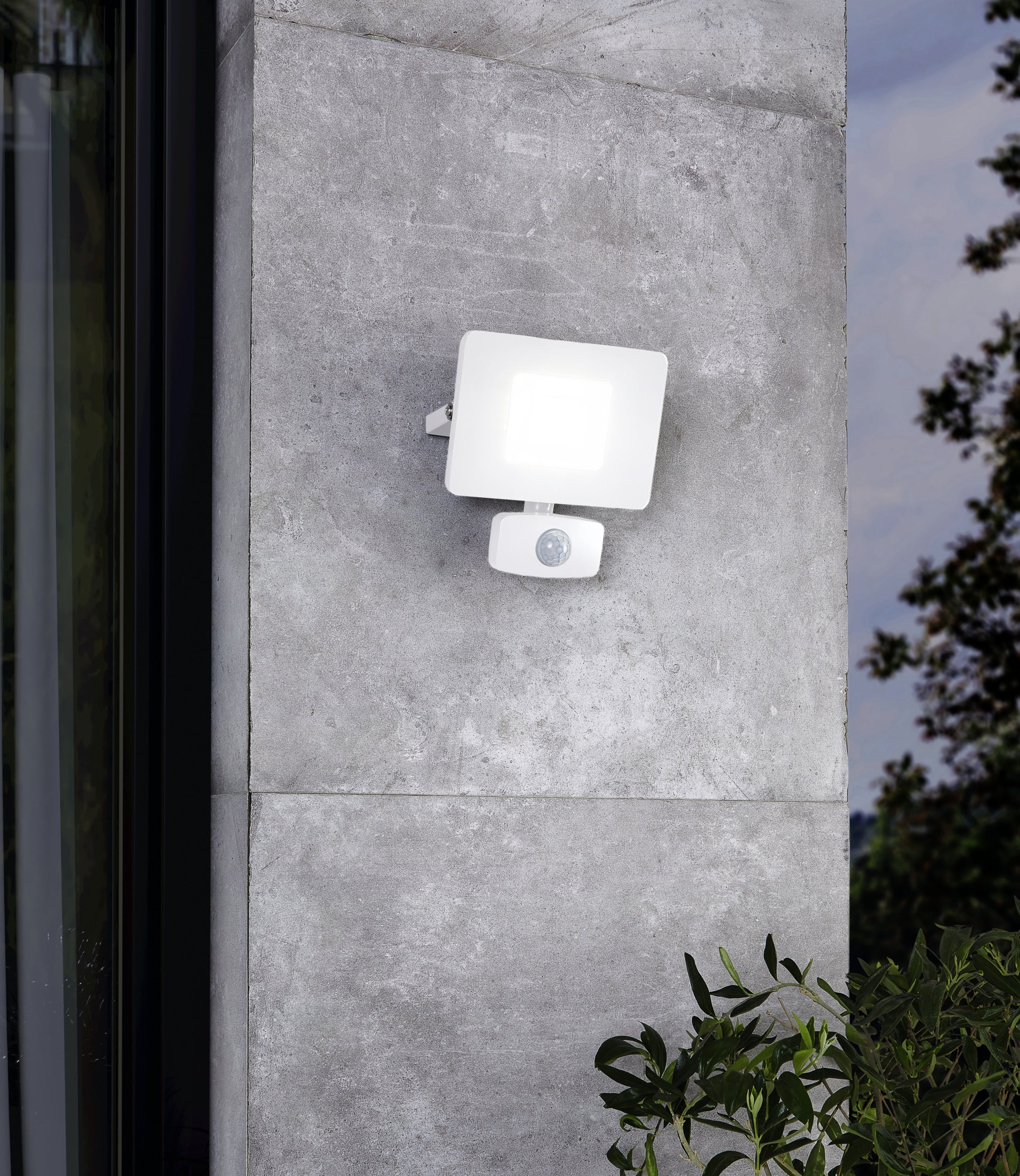Faedo 3 Projektør Sensor 2300lm - lyser om aftenen - HAGRO