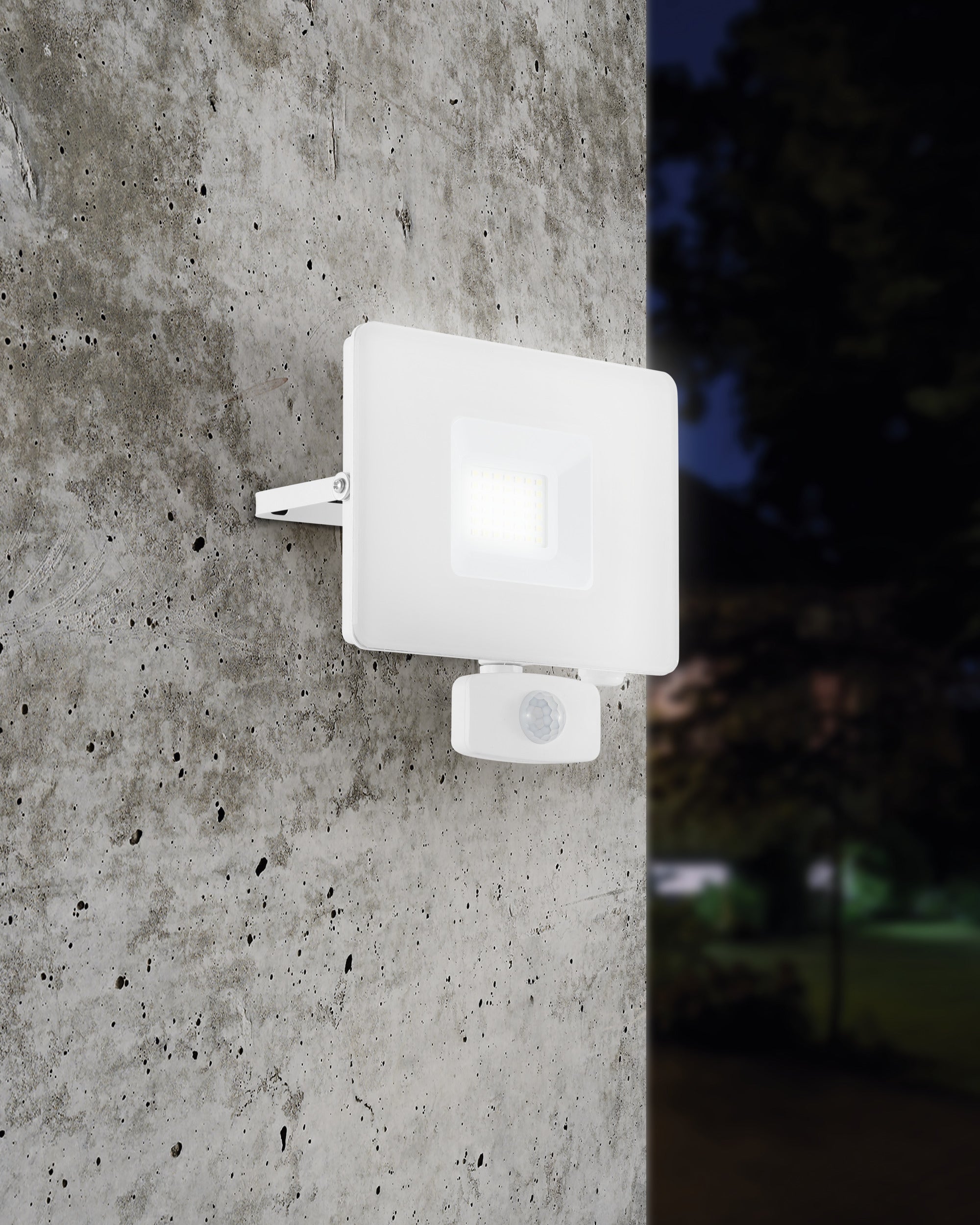 Faedo 3 Projektør Sensor 3400lm - lyser om aftenen - HAGRO