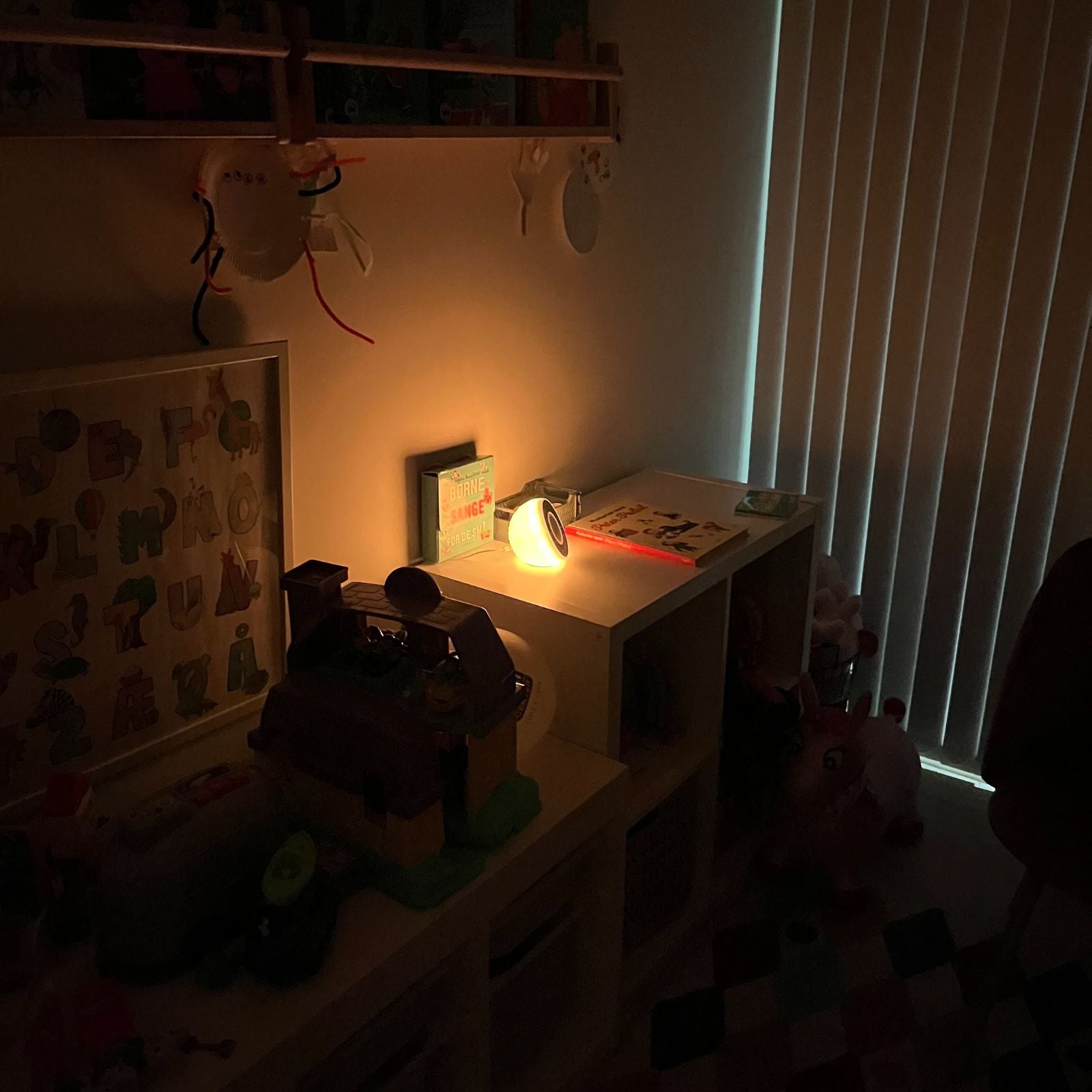 Natlampe med White Noise Speaker